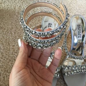 badgley mischka peace heels